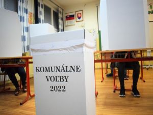 Voľby v okrese Hlohovec: Červenka a Jelušová pokračujú vo funkciách