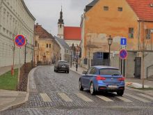 FOTO: Hollého ulica je po rekonštrukcii už prejazdná, dostala historický vzhľad