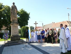 Ján Hollý má pomník v Maduniciach už sto rokov, výročie má aj Šulekovo