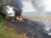 Pod diaľnicou pri Hornej Strede horelo auto a okolité porasty
