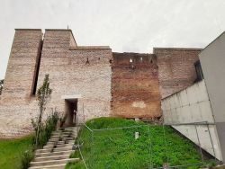 Obnova malého úseku hradieb sa neplánovane predraží