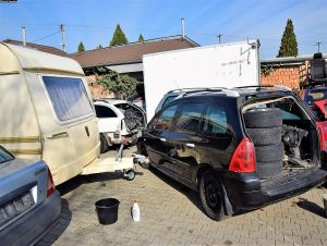 V Hrnčiarovciach našli dvor s tonami nelegálneho odpadu z automobilov