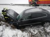 POĽADOVICA: Autá v priekopách aj konáre na kapotách