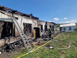 Hasičov zamestnal požiar stroja v obci Hubina, rozšíril sa aj na strechu budovy