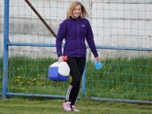 Kuriozita: Žena medzi futbalistami? V Jaslovských Bohuniciach majú sympatickú masérku