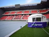 FOTO: V City Arene začali práce na vytvorení hybridného trávnika