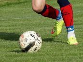 Futbal, III. B: Koplotovce ďalej dominujú, Blažo zo Žlkoviec a Koutný z Pastuchova strelili hetrik