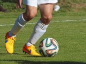 Futbal, III. B: Horné Trhovište vyhrá nad Žlkovcami kontumačne, gólové hody v Moravanoch