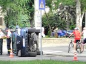 Nehoda na Študentskej ulici: Vozidlo sa po náraze prevrátilo