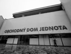 RETRO: V Trnave dokončili opravu autobusovej stanice a otvorili obchodný dom