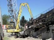 VIDEO: Búrajú južnú tribúnu, dole pôjdu zvyšné stožiare osvetlenia
