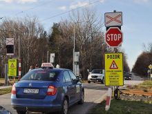 Vodiči, pozor! Na priecestí do Kamenného mlyna nefunguje svetelná signalizácia