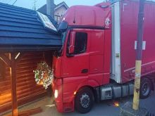 Kuriózna nehoda v Trstíne: Šofér si išiel kúpiť rožky, kamión zatiaľ nabúral do predajne