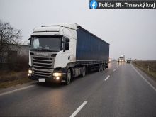 Za Trnavou zastavili opitého kamionistu, nafúkal tri promile