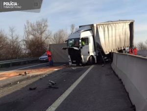 Po nehode kamiónu na D1 dostalo pokutu 32 vodičov s mobilmi v rukách