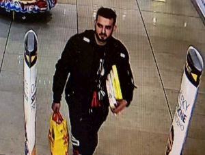 V nákupnom centre platil cudzou kartou. Nepoznáte ho?
