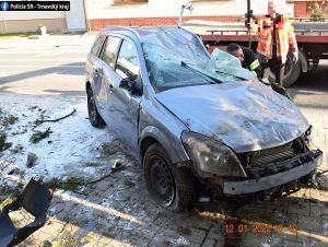 V Kátlovciach letelo auto vzduchom, poškodilo plynovú prípojku aj rodinný dom