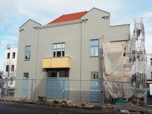 Zbúrané kino Sloboda v Trnave pripomína fasáda novostavby auly Trnavskej univerzity