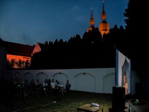Česko-slovenské letné kino ukončí Jakubiskov film Sedím na konári a je mi dobre