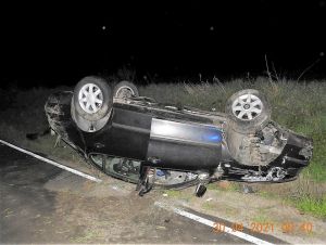 Medzi Kľačanmi a Hlohovcom skončilo auto na streche, šofér nafúkal