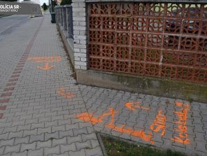 Opitý muž na kolobežke zrazil v Kľačanoch na chodníku malé dievča
