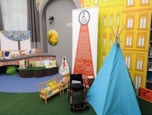 V knižnici pripravili výstavu pre deti, knihy sa venujú zdravotným hendikepom