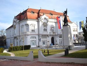 Stretnutia s autormi kníh v knižnici odštartujú diskusiou s Miroslavom Danajom