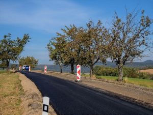 Cesta do Kočína dostala nový asfalt, obnovujú aj úsek pri Vrbovom