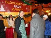 Radoslav Procházka sa obliekol do zástery, na námestí rozdával punč