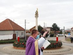 Najväčší adventný veniec široko – ďaleko majú aj v tomto roku v Šúrovciach