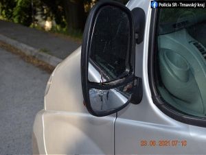 Kolobežkár v Trnave narazil do spätného zrkadla auta a zranil sa