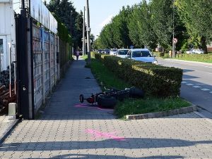 Kolobežkár sa v Trnave zrazil s autom, skončil v nemocnici