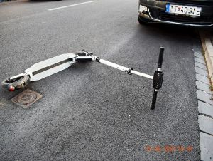 Ďalší kolobežkár v nemocnici. Chlapec na elektrokolobežke narazil do auta