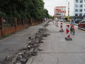 Pri plote trnavskej nemocnice už vodiči nezaparkujú, začala sa tam výstavba cyklotrasy