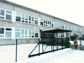 Chrípka zatvára školy v kraji, vysvedčenia žiaci dostanú včas
