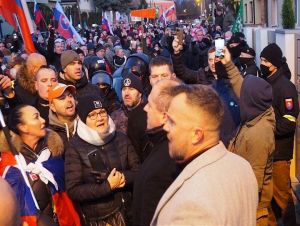 Pred domom premiéra Igora Matoviča sa uskutočnil protest