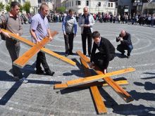 Trnavčania si pripomenuli Kristove utrpenie, na pamiatku Ježiša niesli mestom kríže