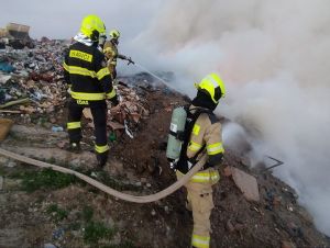 Po požiari skládky odpadu v Trnave ešte likvidujú skryté ohniská