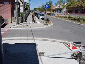 FOTO: Na Kukučínovej odstraňujú zábradlie, prejazd cyklistov bude jednoduchší