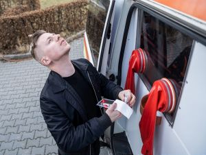 V Trnave na parkovisku župy testujú kloktacími LAMP testami