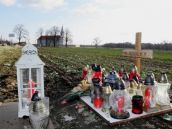 Pomníček v poli. Namiesto vianočných svetielok smútočné kahance