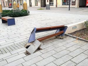 Lavičku na pešej zóne v Trnave poškodil autom kuriér