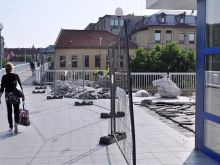 Lávku pre chodcov pri železnici uzavreli, cez dlažbu zateká do prevádzok