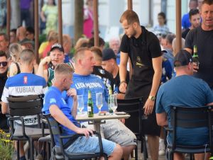 Fanúšikovia Lechu Poznaň sú už v Trnave, kawu spravil grafity na štadióne