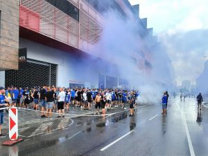 Polícia zasiahla, keď sa priaznivci Lechu chceli po zápase dostať na trávnik