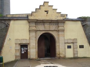 Za úplatky v Leopoldove obžalovali bývalého väzenského pedagóga aj ďalších päť ľudí