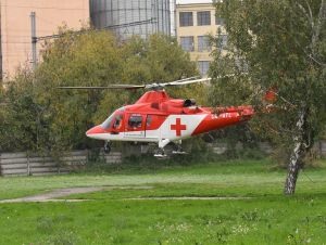 V Suchej nad Parnou zrazilo auto dieťa, stalo sa to priamo v areáli školy