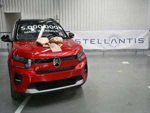 Stellantis vyrobil už 5 miliónov vozidiel, jubilejné červeno-čierne získal zamestnanec