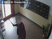 Kamery v paneláku v Hlohovci rozmlátil mačetou, hrozí mu väzenie