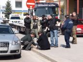 Policajná akcia. Ľudia si fotili údajného mafiána